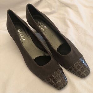 MEZZO By Vaneli Grey Suede with Alligator Accents at Toe and Heel. Size 10.5M